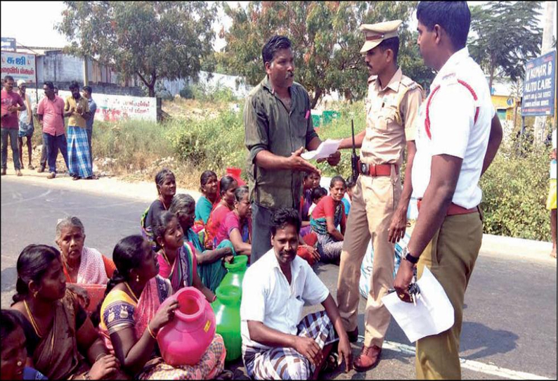 அலங்கியம் அருகே குடிநீர் வசதி கேட்டு பொதுமக்கள் சாலை மறியல்