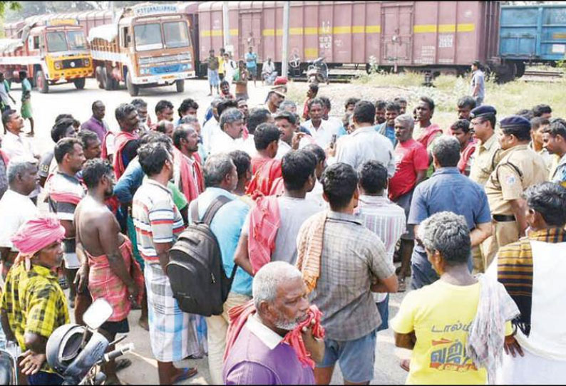 ரெயிலில் வந்த சர்க்கரை மூட்டைகளை இறக்குவதில் 2 தொழிற்சங்கத்தினரிடையே மோதல்