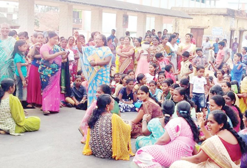 பஸ் கட்டணம் முழுவதையும் திரும்ப பெறக்கோரி பெண்கள் திடீர் சாலை மறியல்