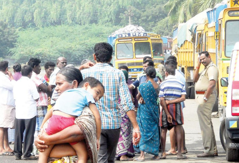 காகித ஆலையில் குளம் உடைந்து தண்ணீர் ஊருக்குள் புகுந்தது; பொதுமக்கள் சாலை மறியல்