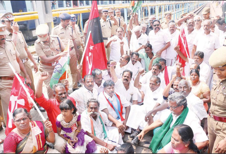 சம்பா பயிரை காப்பாற்ற காவிரியில் தண்ணீர் திறக்க கோரி விவசாயிகள் ரெயில் மறியல்