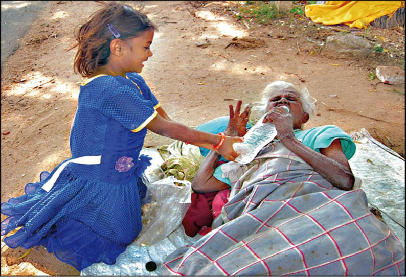 உறவினர்கள் கைவிட்ட நிலையில் சாலையோரத்தில் தஞ்சம் அடைந்த மூதாட்டி