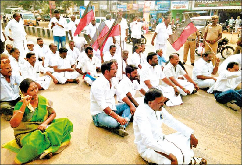 பஸ் கட்டண உயர்வை கண்டித்து மண்டபம் ஒன்றிய தி.மு.க. சார்பில் சாலை மறியல்