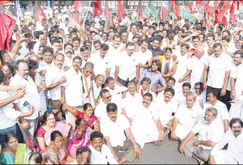 பஸ் கட்டண உயர்வை திரும்ப பெறக்கோரி தி.மு.க.-கூட்டணி கட்சியினர் சாலை மறியல்