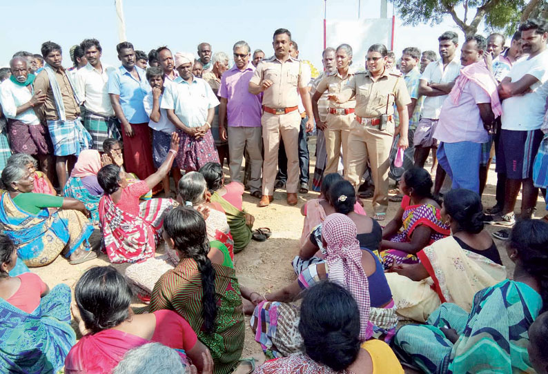 கயத்தாறில் பொதுமக்கள் தர்ணா போராட்டம்