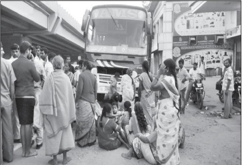 சுற்றுலா பயணிகளை நடுவழியில் இறக்கி விட்டதால் பஸ் சிறைபிடிப்பு