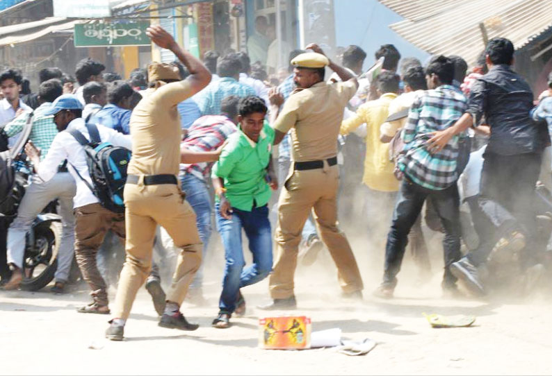 பஸ் கட்டண உயர்வை கண்டித்து சாலைமறியலில் ஈடுபட்ட மாணவ- மாணவிகள் மீது போலீஸ் தடியடி