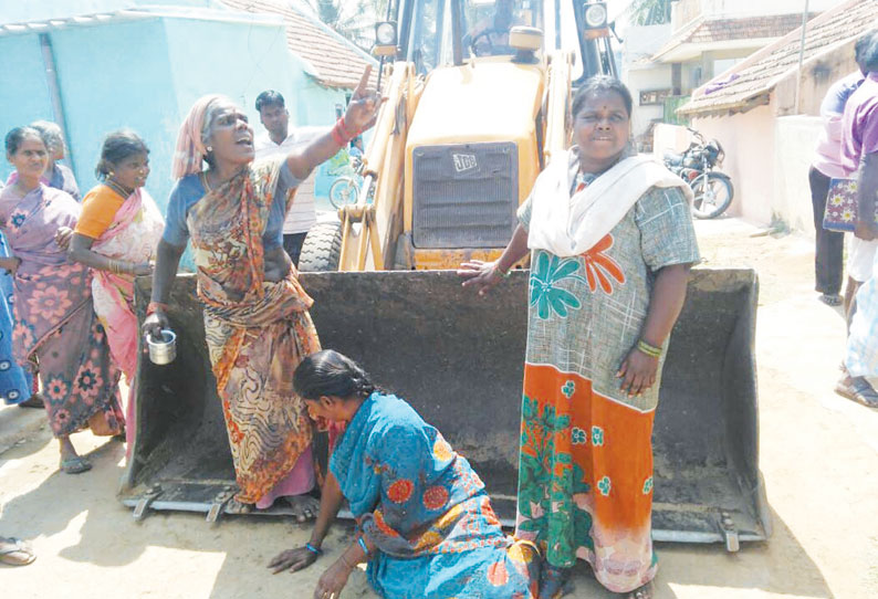 ஆக்கிரமிப்பை அகற்றவிடாமல் பொக்லைன் எந்திரத்தை மறித்து ரகளை செய்த குடும்பத்தினர்